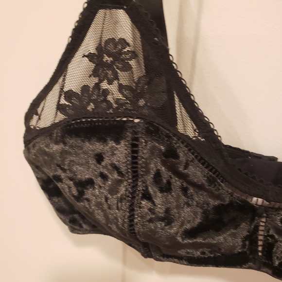 Victoria Secret lace and velvet bra - Picture 6 of 7